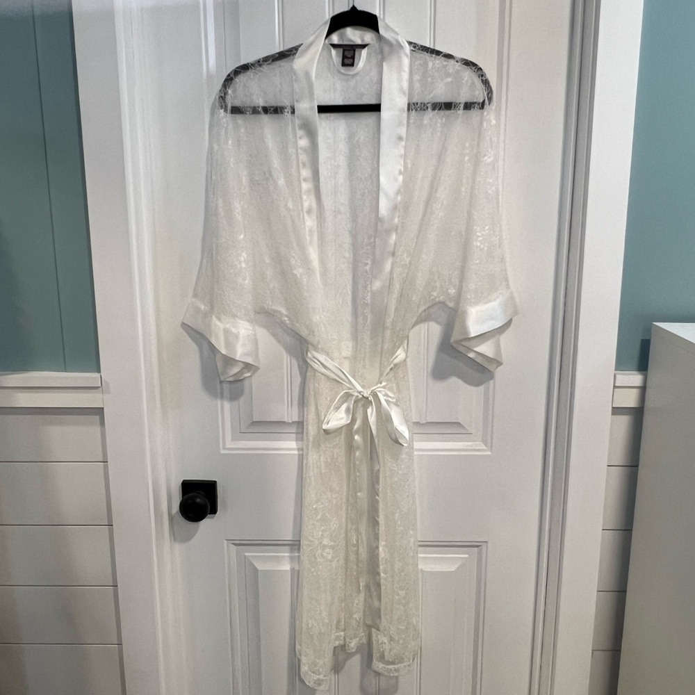Victoria’s Secret Cream Lace Satin Short Belted Robe. Size M/L.‎